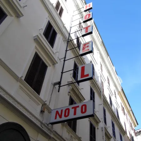 Raeli Hotel Noto Отели рядом с достопримечательностью «Универмаг La Rinascente»