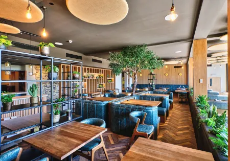 Llanerch Vineyard Hotel Отели в г. Коубридж вит Лланблтиан