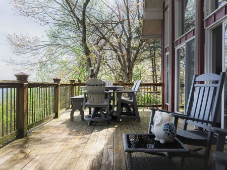 The Little Red Barn w/ Spectacular Views & Less Than 1 Mile - Blue Ridge Parkway