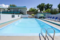 Tiki Shores Inn & Suites Отели в г. Пентиктон