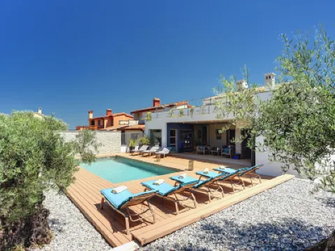 Villa in Stinjan with Pool and Sea View Hotels in 