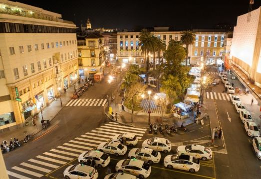 호텔 더비 세비야의 현대적인 객실 모습