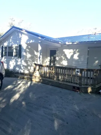 Walk to beach / Cozy 3-Bedroom /Wrap-around deck