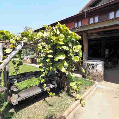 เขาโทน ริเวอร์ รีสอร์ท Hotel Exterior