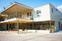 Whispering Palms Inn فنادق في ديل ريو