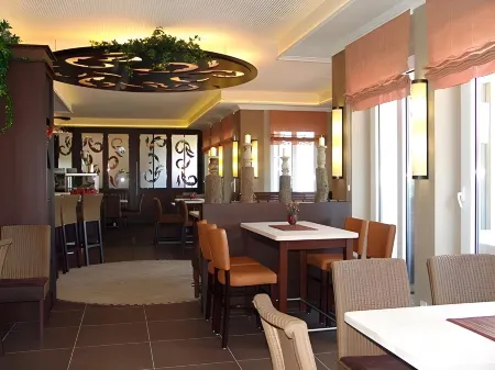 M13 Hotel Отели в г. Дхронеккен