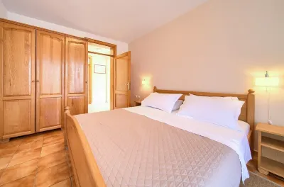 Apartments Loncar Hotels near Inn Palace