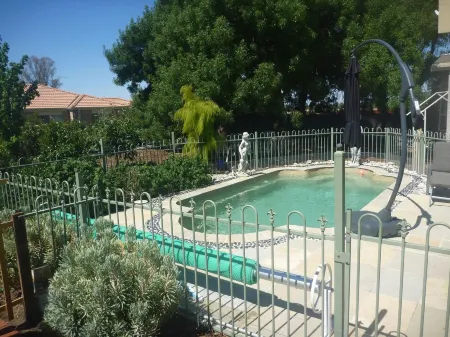 Must Love Dogs B&B & Self Contained Cottage