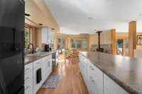 Peaceful Pines 5 Br Home with Jacuzzi