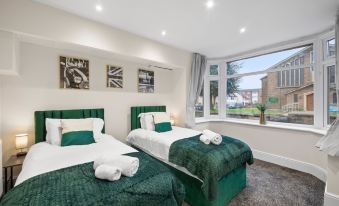 5 Bed House - Sleeps 11 - Parking - Garden - Wifi