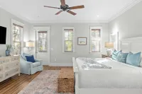 Seagrove Gardens Mins to the Beach, Santa Rosa Retreat w/ Golf Cart, A+ Design