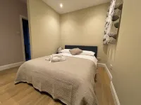 Straight Inn Hotels in Sutton