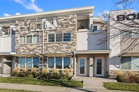 Mountain View Home with King Beds and Rooftop Deck