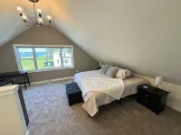 Breathtaking Lake Views and Cozy Outdoor Space - Stunning Urban Retreat