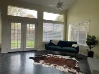 2BR/2BA Gem w/Private Yards & Garage(Entire House) فنادق في Harris County