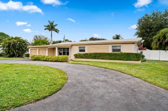 Pool and Arcade - Spacious Stylish Retreat