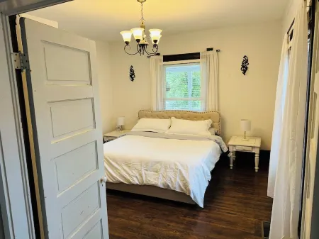 Charming 3-bedroom house in quiet residential neighborhood