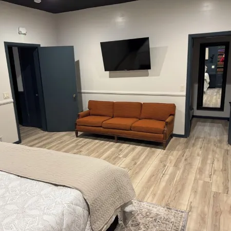 The Lawft, Suite 2, 2 King beds each with own bathroom, No Clean fees or stairs!