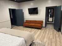 The Lawft, Suite 2, 2 King beds each with own bathroom, No Clean fees or stairs!