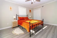 Boho Retreat that sleeps 10, 3bd 2bath centrally located to Ft. Moore and CSU
