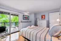 Luxury 3BR Townhome - Panoramic Water Views + Modern Comfort + Parking Included