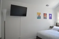 Spacious Downtown Chicago Condo with Spa Bath, King Bed, Patio, 3 Blocks to L