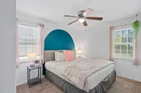 Entire home in Savannah, GeorgiaPet Friendly~Gym~Putting Green~Office~Grill Top