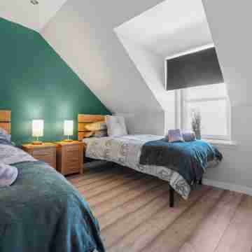 Caledonian Buildings 20 b, stylish city centre apartment.85-inch TV, king beds. Rooms