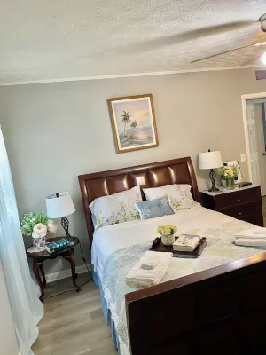Spacious 4-bedroom house in welcoming Jacksonville with AC, WiFi Hotels near Normandy Square