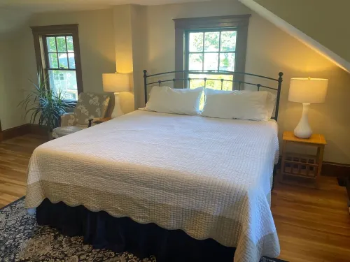 Blue Magnolia - A quiet apartment in a quaint Gloucester MA village