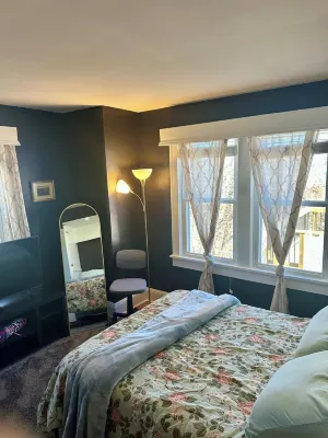 Cozy 3-bedroom cottage right off campus with stunning view of Radford University 라드퍼드 대학 주변 호텔