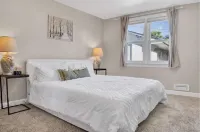 Charming 2-bedroom house in amazing Belleville with AC, WiFi Hotels in Belleville