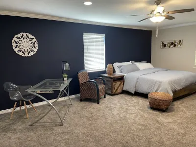Large Remodeled Central Located Minutes to the Beach & Downtown Free Big Parking Pearson Vue Test Ctr附近的飯店