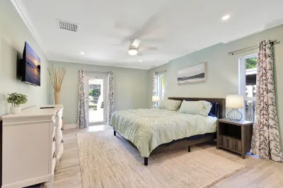 Pet Friendly Spacious 4 Bedroom House Near Beach - Sleeps 10