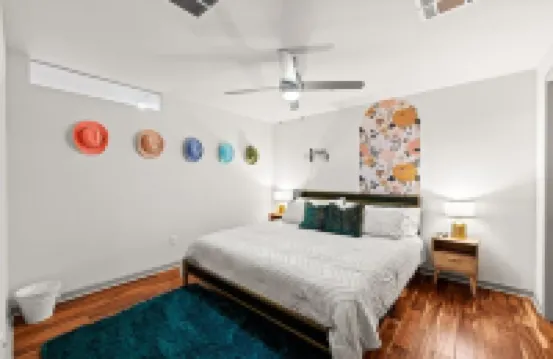 Apt w Parking Pool Gym Projector Desk Gym CityView