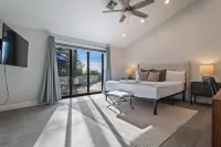 Skyline: 5 bed/6 bath, amazing views, tennis & basketball courts, pool, hot tub