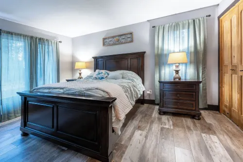 Forest Whisper Retreat: 4-bdrm lodge in Daggett. Get away and have everything.