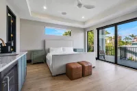 Salt Haus 6Bd 6BA Putting Green, Heated Pool and Spa. Walk to Beach!2025 Build!!