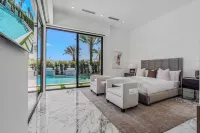 Sleeps 20 Pool & Pickleball Villa Near Golf, Dining & Fun Bravo Villa #2 by Avantstay