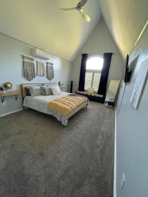 Lakeside Runway Retreat, waterfront kayaks, luxury in the country