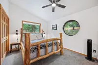 Pikes Peak Cabin in Divide, CO w/ Hot Tub, Game Room & Mountain Views
