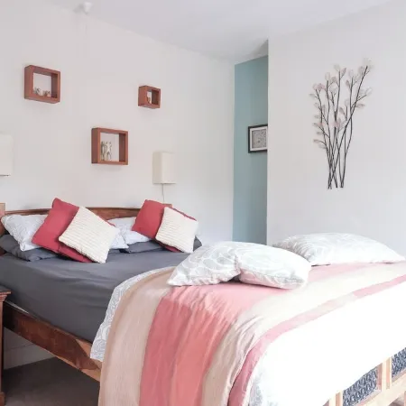 Charming cottage by a stream with trails from the doorstep in the peak district