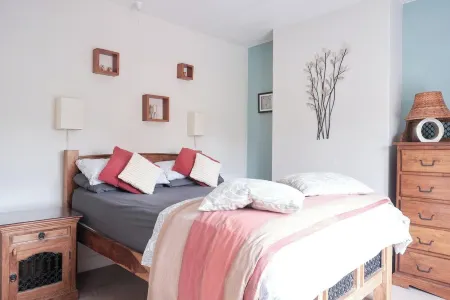 Charming cottage by a stream with trails from the doorstep in the peak district