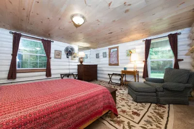 Renovated & rustic cozy cabin with large yard, close to Ohiopyle