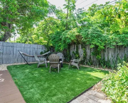 Cozy Coastal Retreat! Fenced Turf Yard • Bikes • Hammock • BBQ • 65” TV Hotels in Boynton Beach