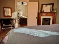 King-Sized Condo - Great Location - Steps to Cafes & Restaurants