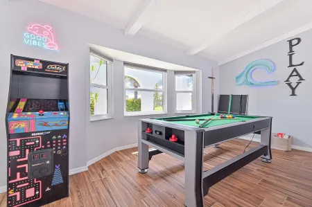 SUPERB! LOCATION! 1 BLOCK 2 FISH VILLE MODERN HOME-HEATED SALT POOL-SPA-E BIKES