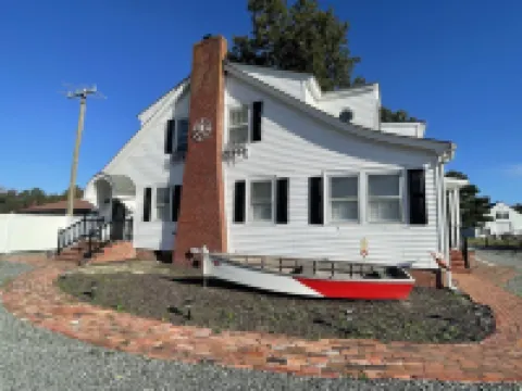 The Deadrise Inn, Sleeps12, Spacious, Newly Renovated โรงแรมในMiddlesex County