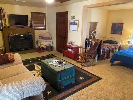 Charming 2-Bedroom House in Coleman with AC and WiFi.  Sleeps 7 & No Pets.