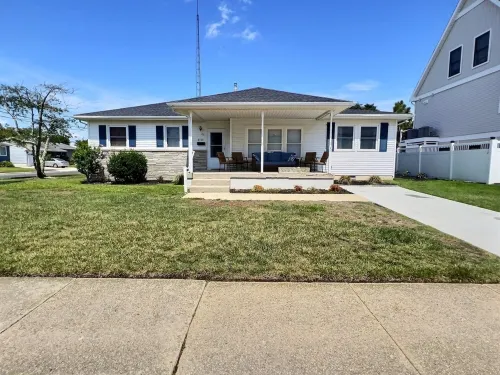 Beach Bungalow w/ Waterfront View. Short Walk to Shops, Restaurants and Beaches